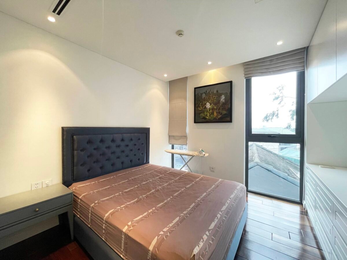 Fantastic artistic 3BDs serviced apartment in Xuan Dieu for rent (14)