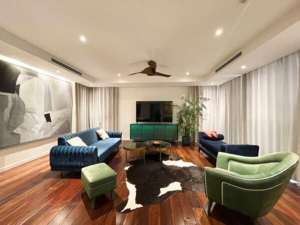 Fantastic artistic 3BDs serviced apartment in Xuan Dieu for rent (2)