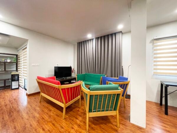 Spacious 1-bedroom serviced apartment in Xuan Dieu for rent (1)