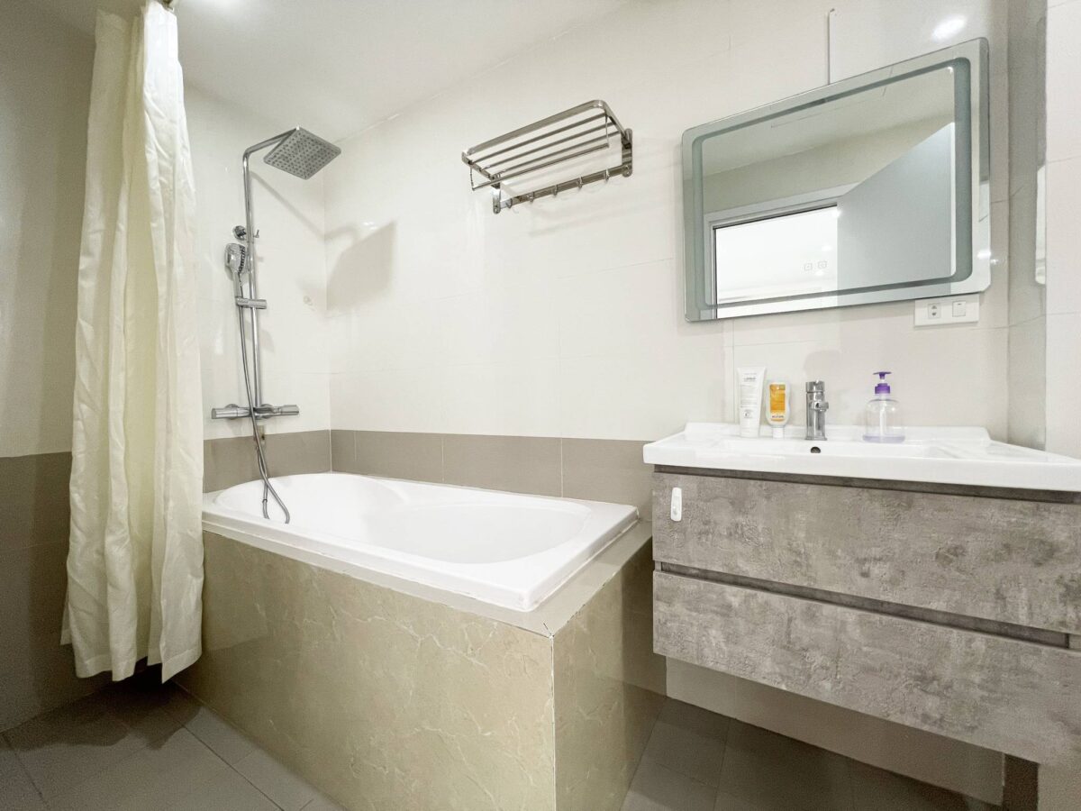 Very airy 2-bedroom serviced apartment for rent in Tay Ho street, Westlake Hanoi (15)