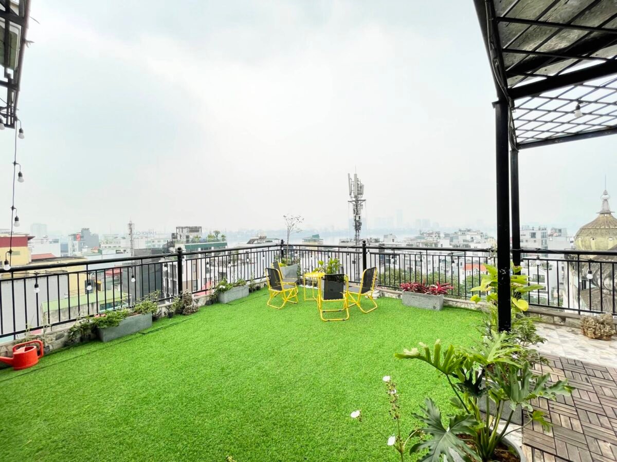 Affordable 3BR penthouse in Tay Ho with beautiful lake view (2)