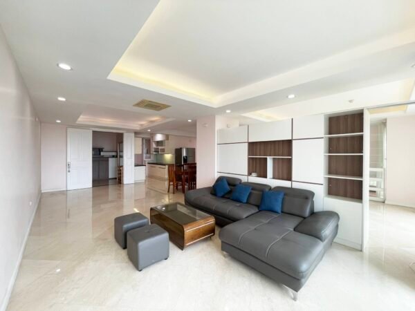 Amazing 3-bedroom apartment with golf course view in P Ciputra (1)