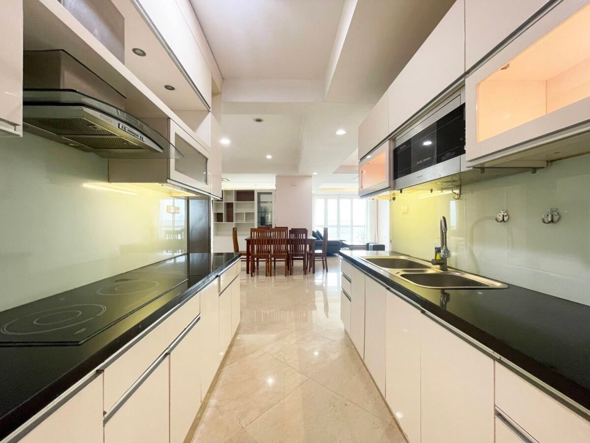 Amazing 3-bedroom apartment with golf course view in P Ciputra (10)