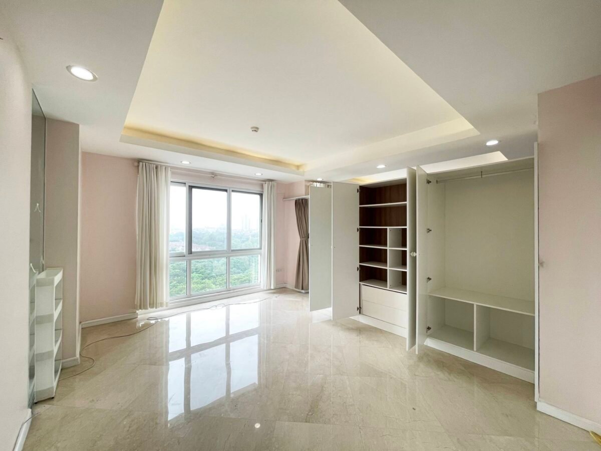 Amazing 3-bedroom apartment with golf course view in P Ciputra (11)