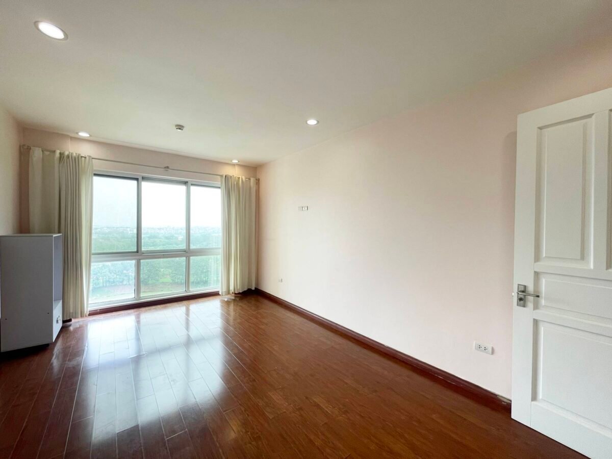 Amazing 3-bedroom apartment with golf course view in P Ciputra (14)