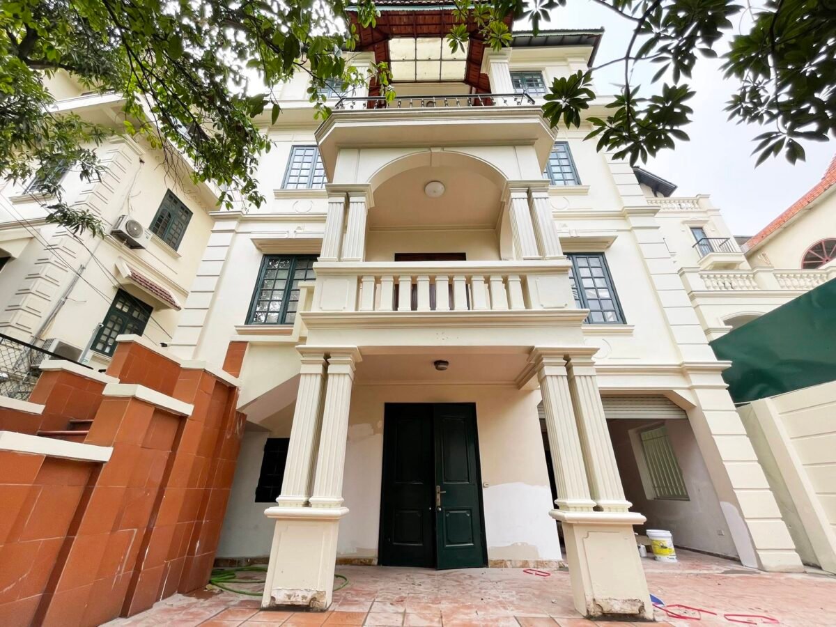 Big 4-story villa in Hanoi for rent with garden (1)
