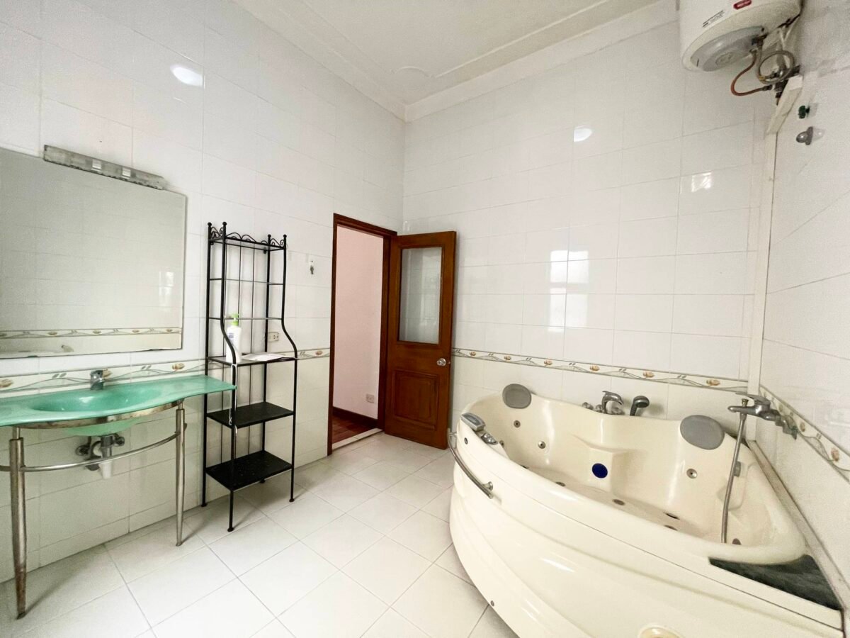 Discover the charm of Tay Ho Villa in Hanoi for rent (48)