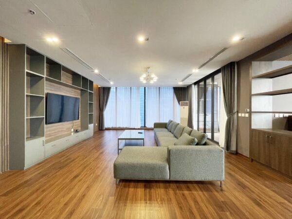 Elgant 270SQM penthouse in Vinhomes Metropolis for rent with a beautiful lake view (1)