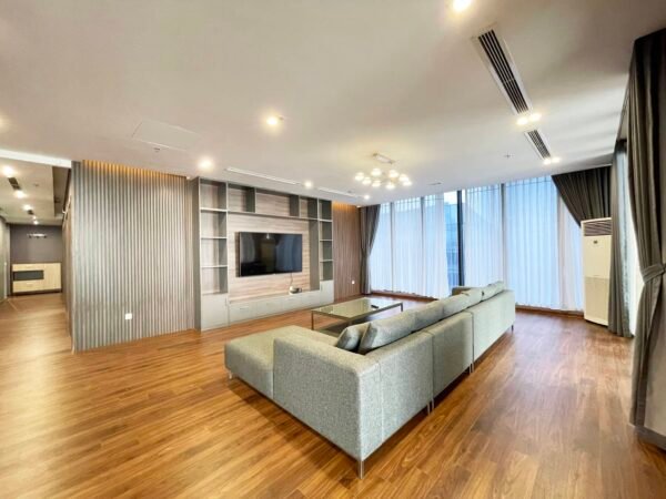 Elgant 270SQM penthouse in Vinhomes Metropolis for rent with a beautiful lake view (2)