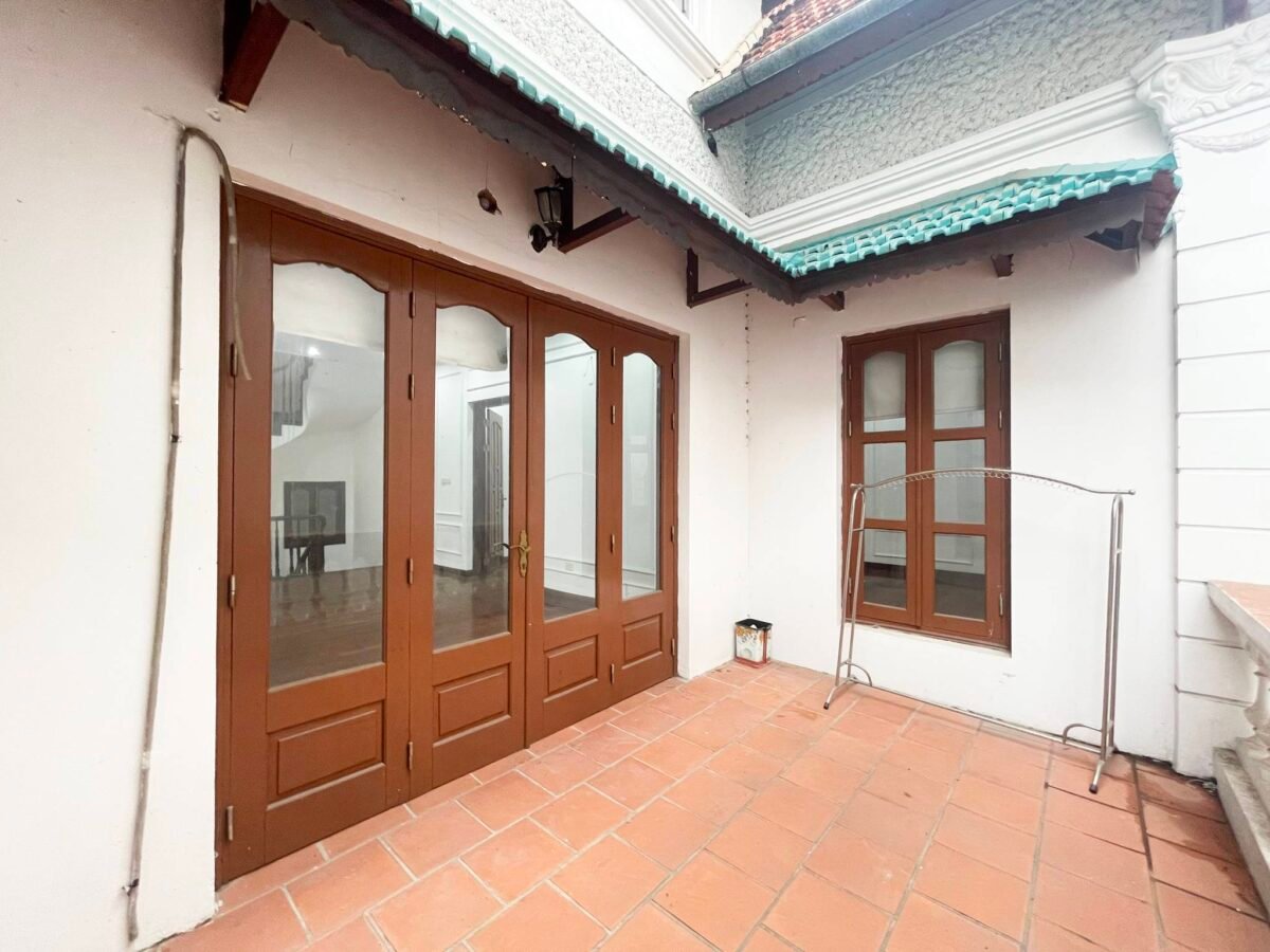 Spacious & beautiful 300SQM garden villa in Tay Ho for rent (54)