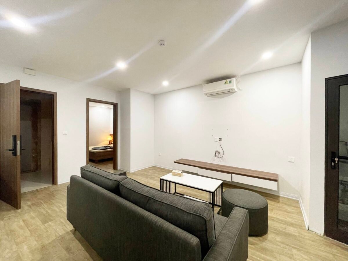 Stunning Modern 1-Bedroom Apartment for Rent on Lac Long Quan Street (5)