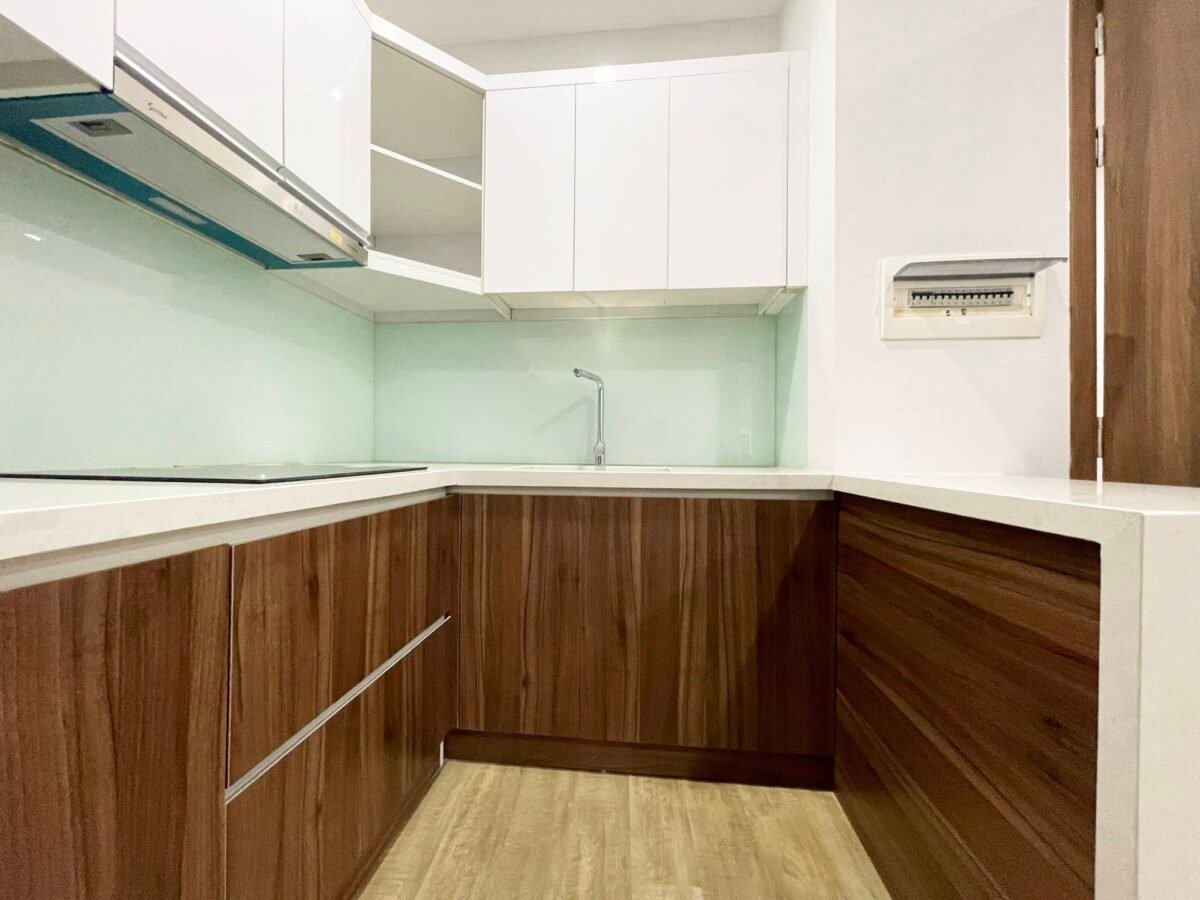 Stunning Modern 1-Bedroom Apartment for Rent on Lac Long Quan Street (7)