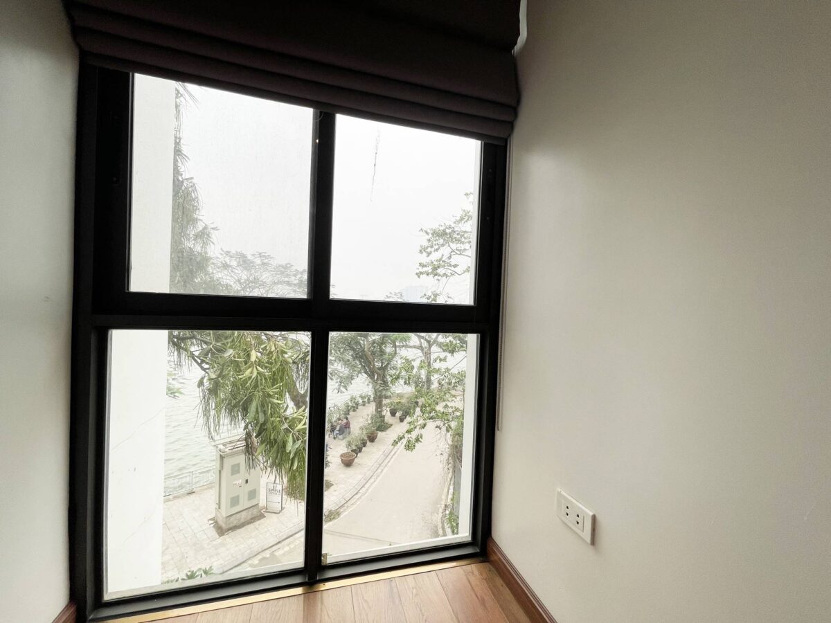 Stunning lake view studio apartment in Dang Thai Mai for rent (7)