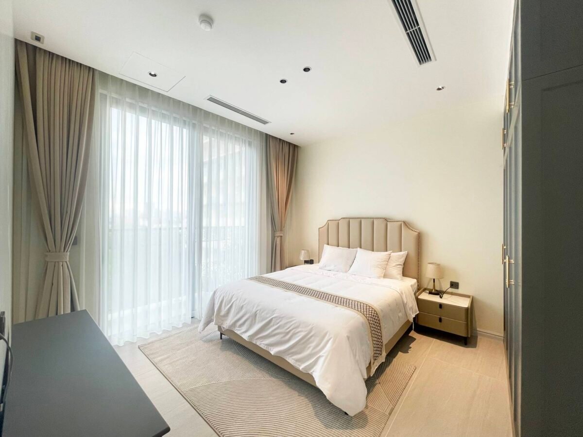 Elegant 4-bedroom apartment for rent in To Ngoc Van (24)