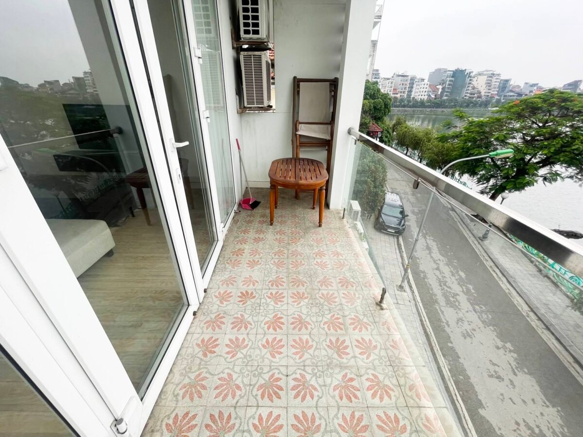 Luxurious lakefront living A serviced apartment in Quang An for rent (17)