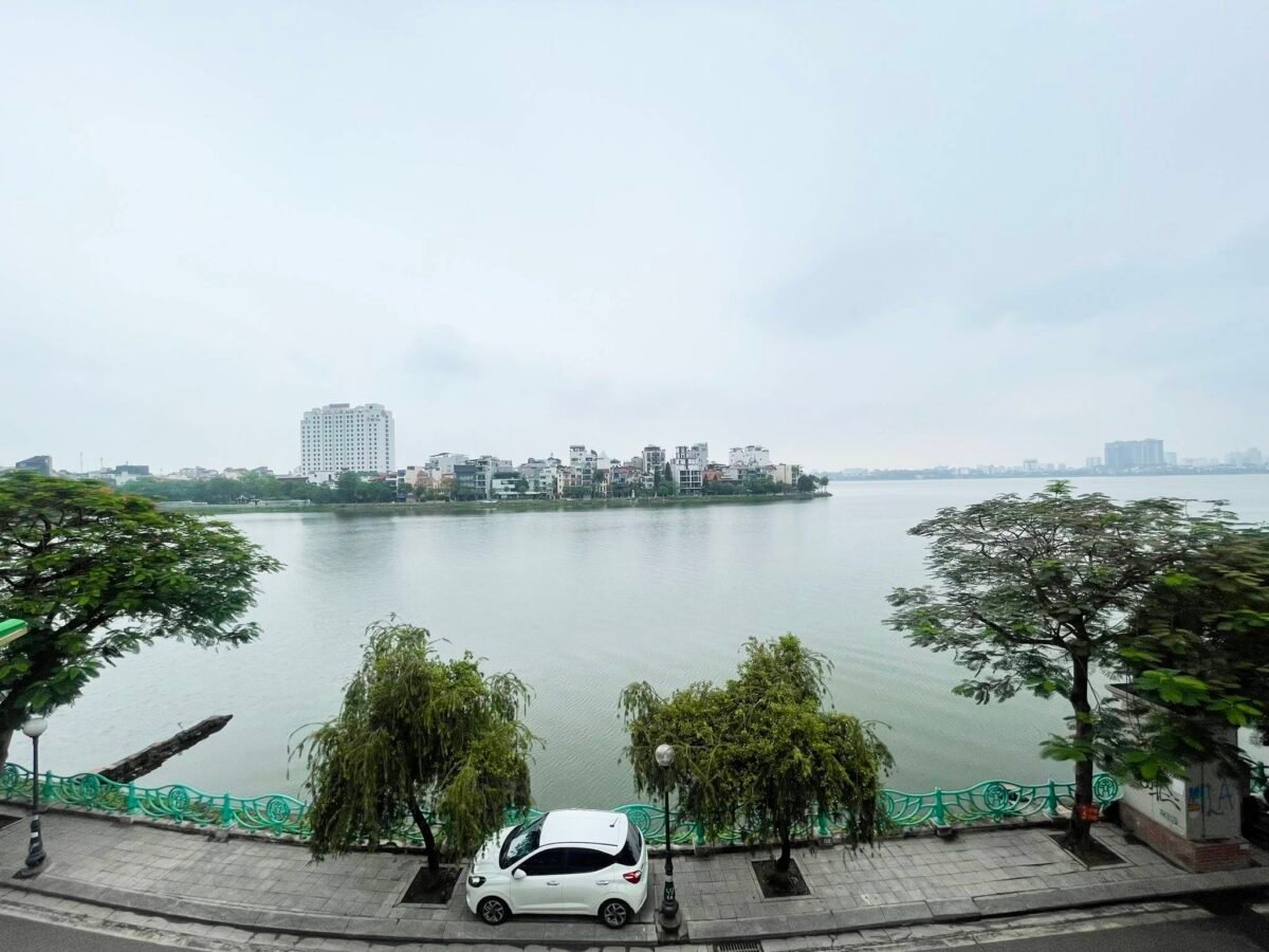 Luxurious lakefront living A serviced apartment in Quang An for rent (19)