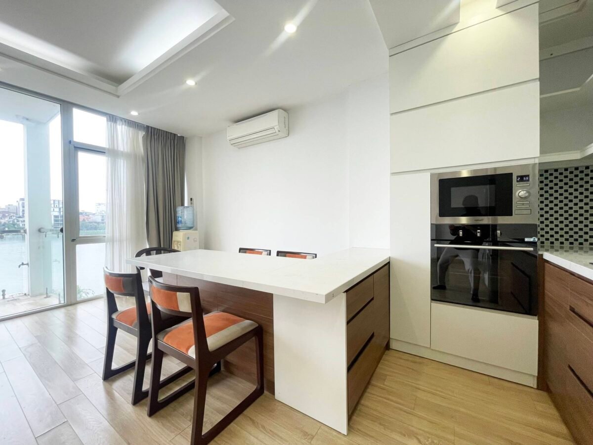 Luxurious lakefront living A serviced apartment in Quang An for rent (6)