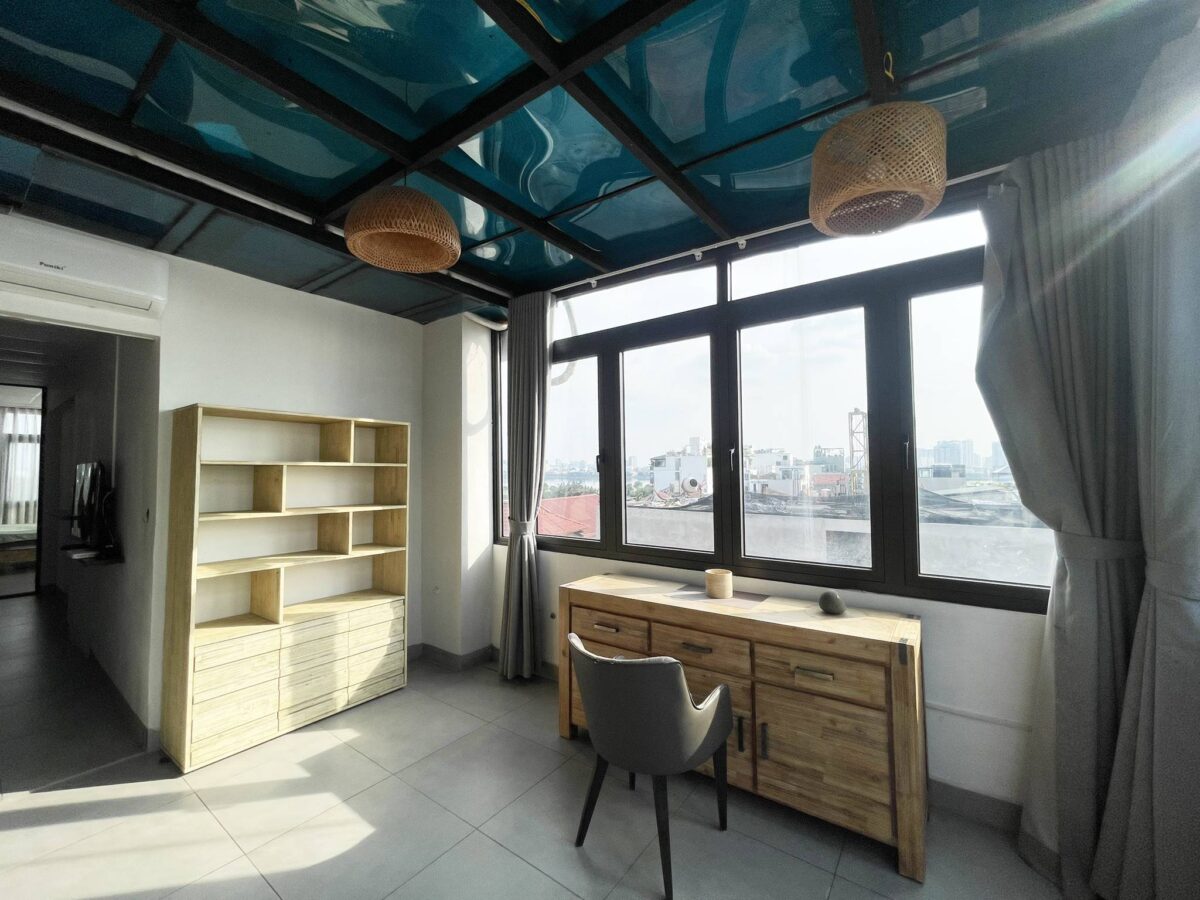 Dreamy lake-view penthouse with large balcony for rent in Dang Thai Mai (16)