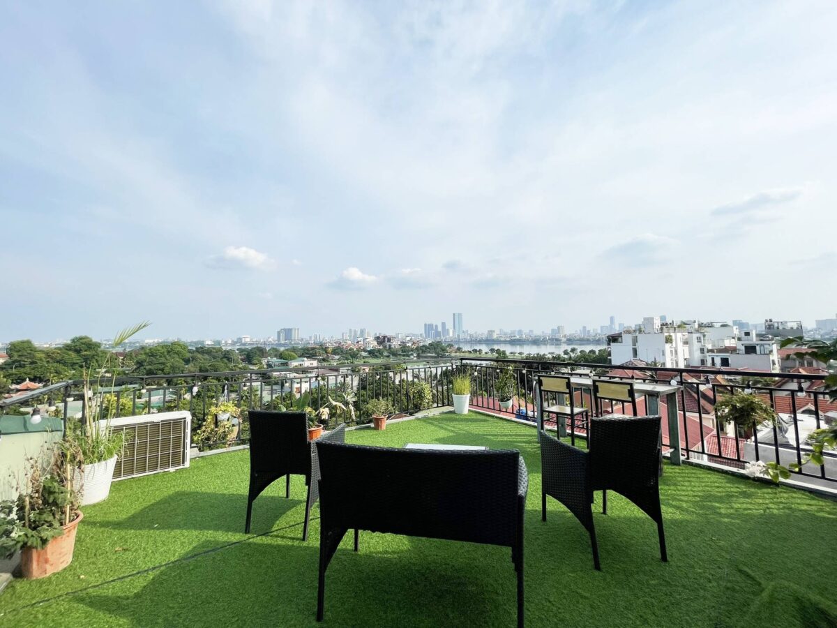 Dreamy lake-view penthouse with large balcony for rent in Dang Thai Mai (18)