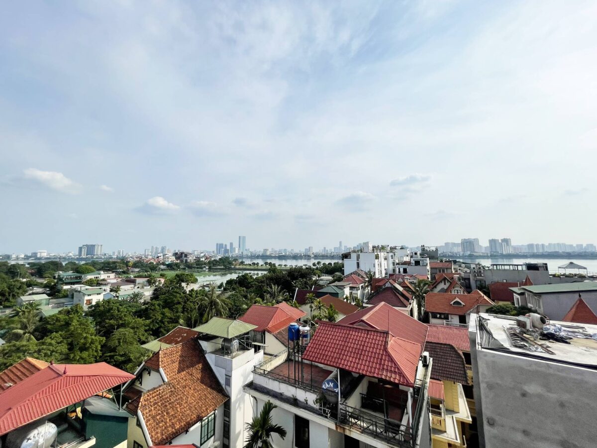 Dreamy lake-view penthouse with large balcony for rent in Dang Thai Mai (22)