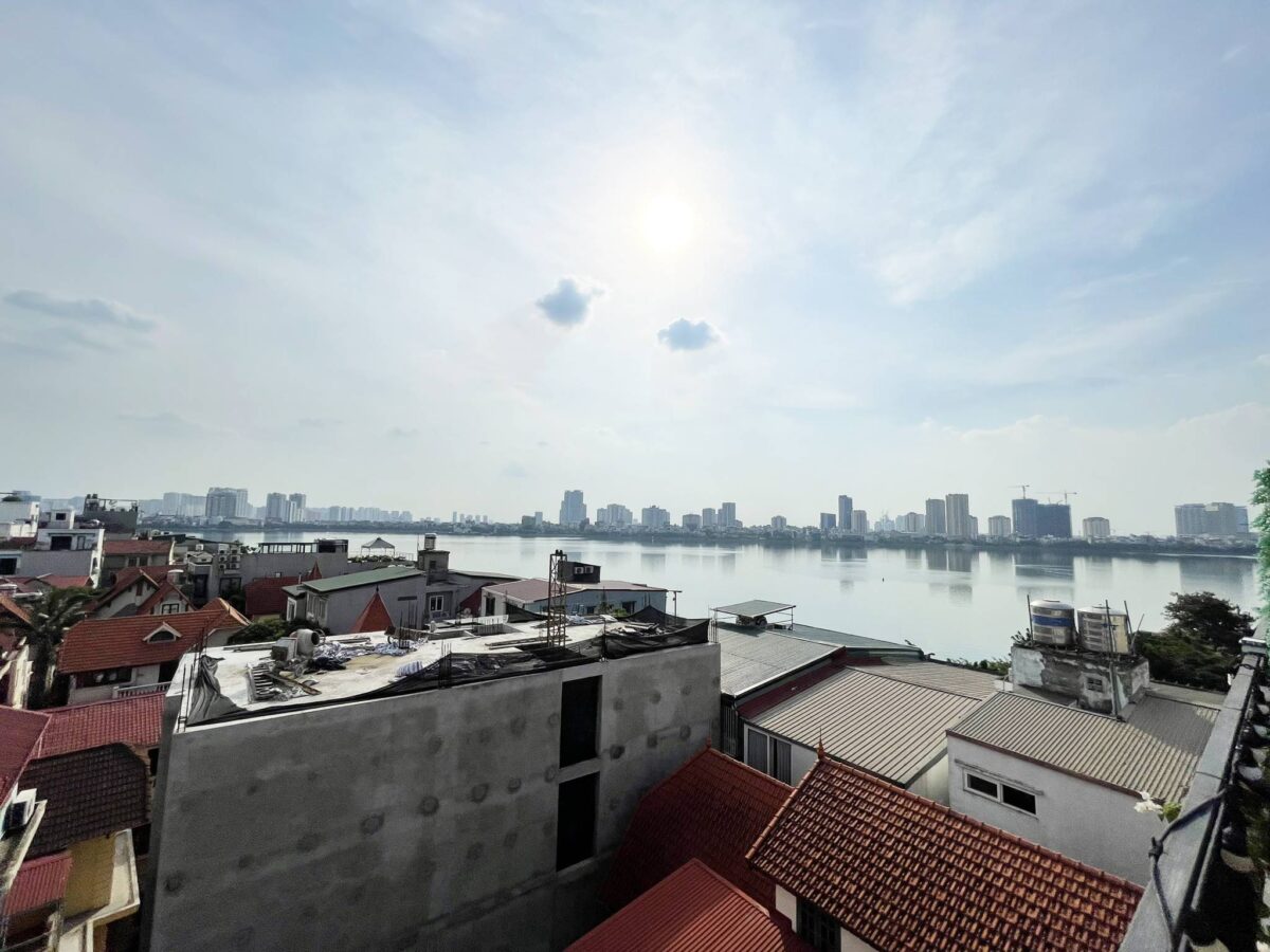 Dreamy lake-view penthouse with large balcony for rent in Dang Thai Mai (23)