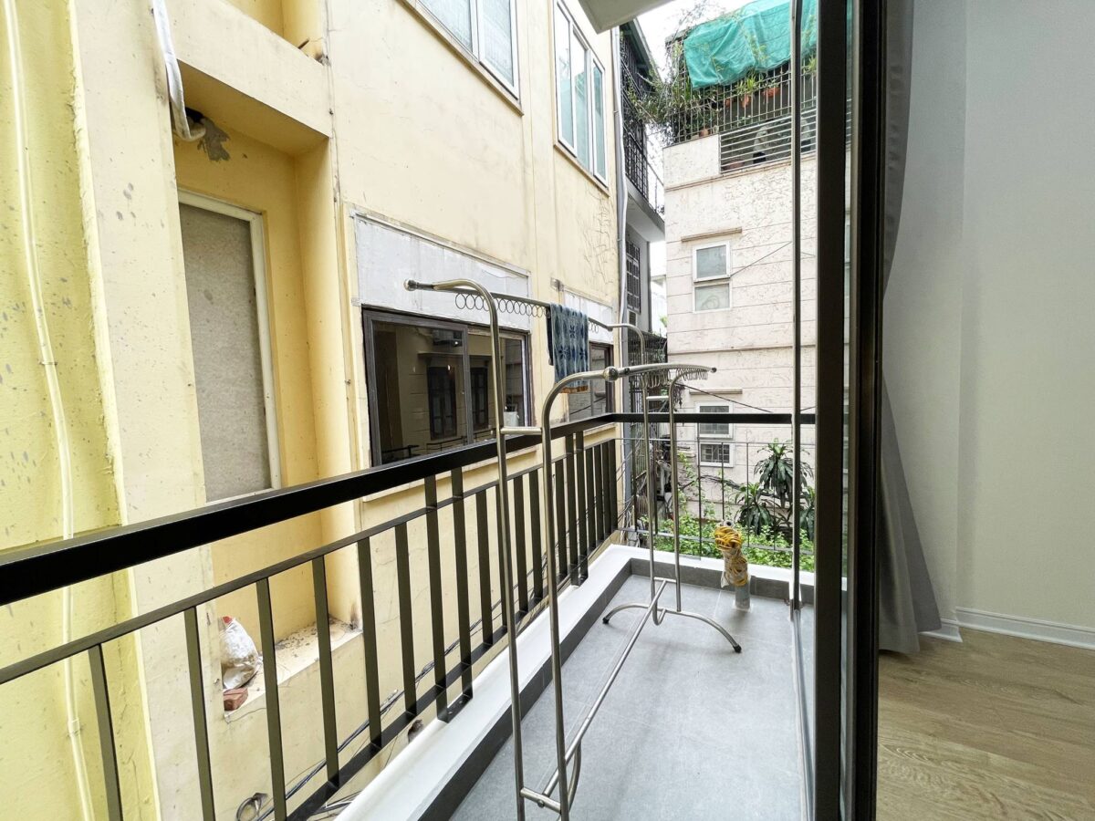 Very cheap 2BRs apartment for rent in Thuy Khue, opposite Thu Cuc hospital (13)