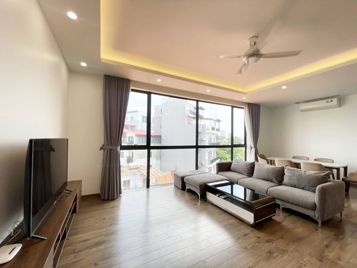 Bright 3BRs apartment for rent in Dang Thai Mai, Tay Ho, Hanoi (3)