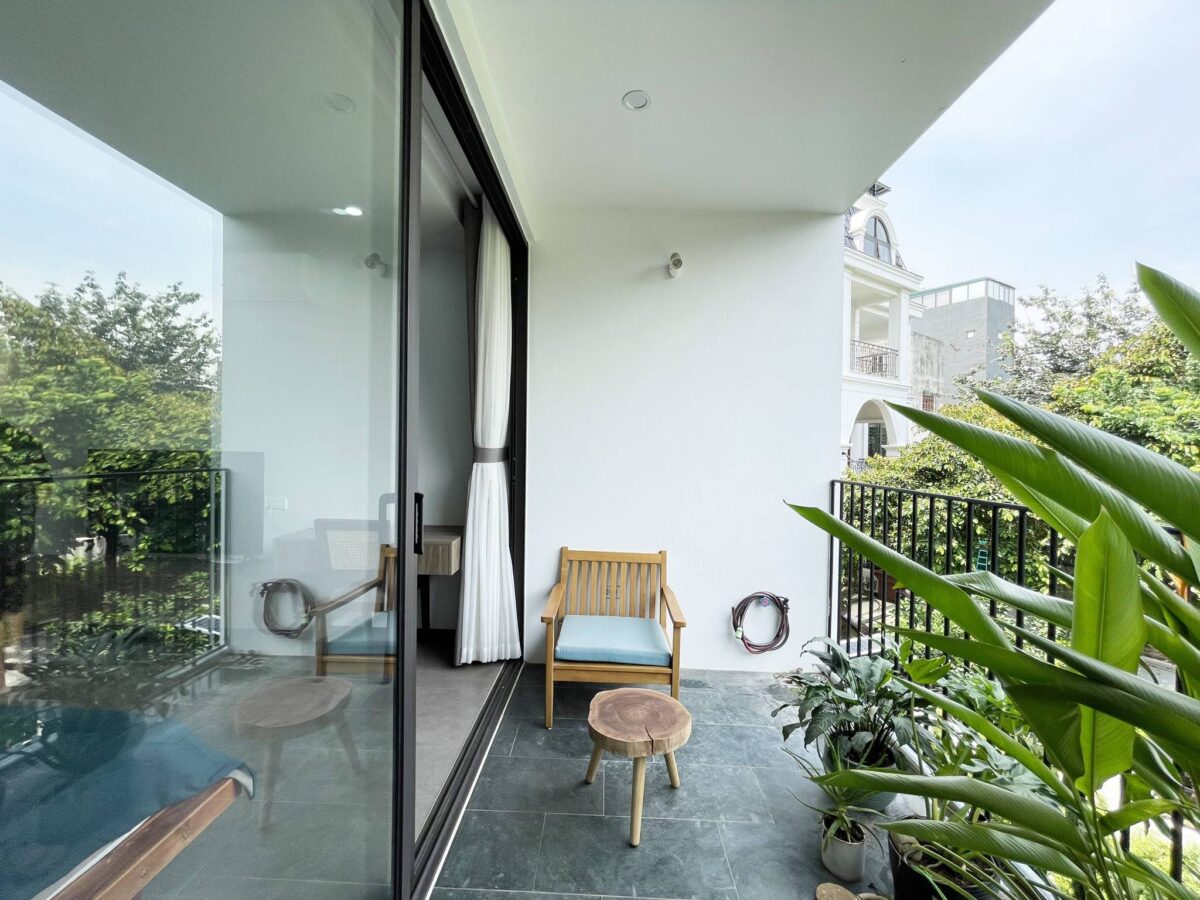 Big-balcony studio apartment for rent in Au Co, Tay Ho, Hanoi (1)