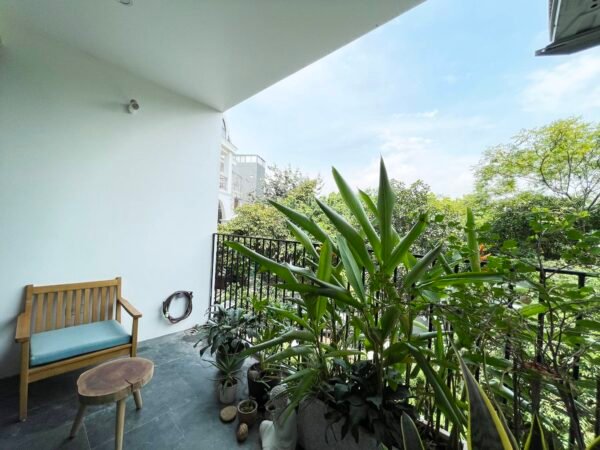 Big-balcony studio apartment for rent in Au Co, Tay Ho, Hanoi (2)