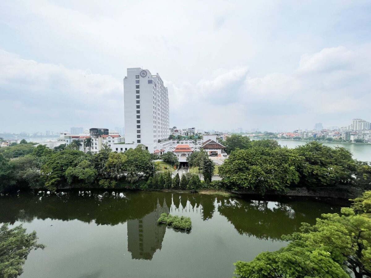 Open lake-view 2BRs120SQM apartment for rent on Tu Hoa Street (25)