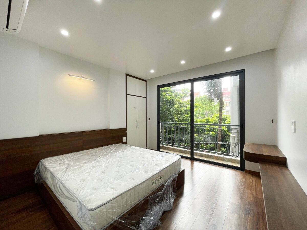 Very cheap 3BRs apartment for rent in Xuan Dieu at only 700 USD per month (11)
