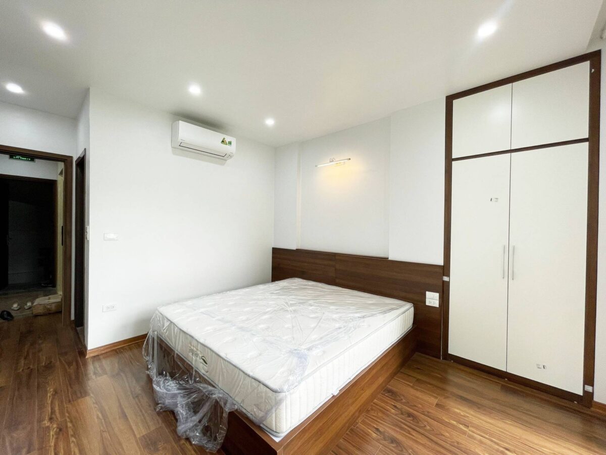 Very cheap 3BRs apartment for rent in Xuan Dieu at only 700 USD per month (12)