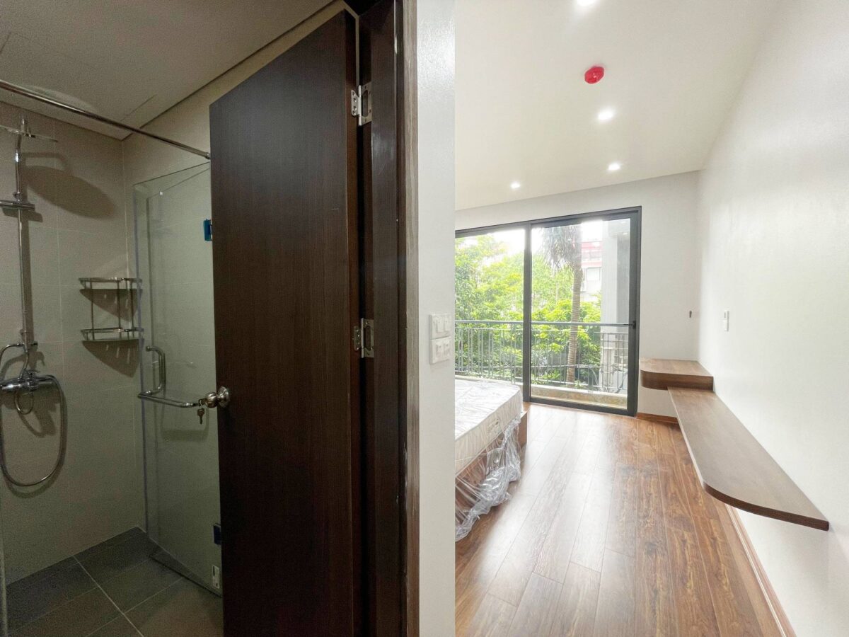 Very cheap 3BRs apartment for rent in Xuan Dieu at only 700 USD per month (13)
