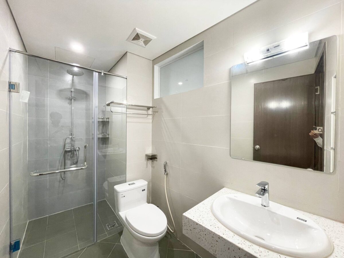 Very cheap 3BRs apartment for rent in Xuan Dieu at only 700 USD per month (8)