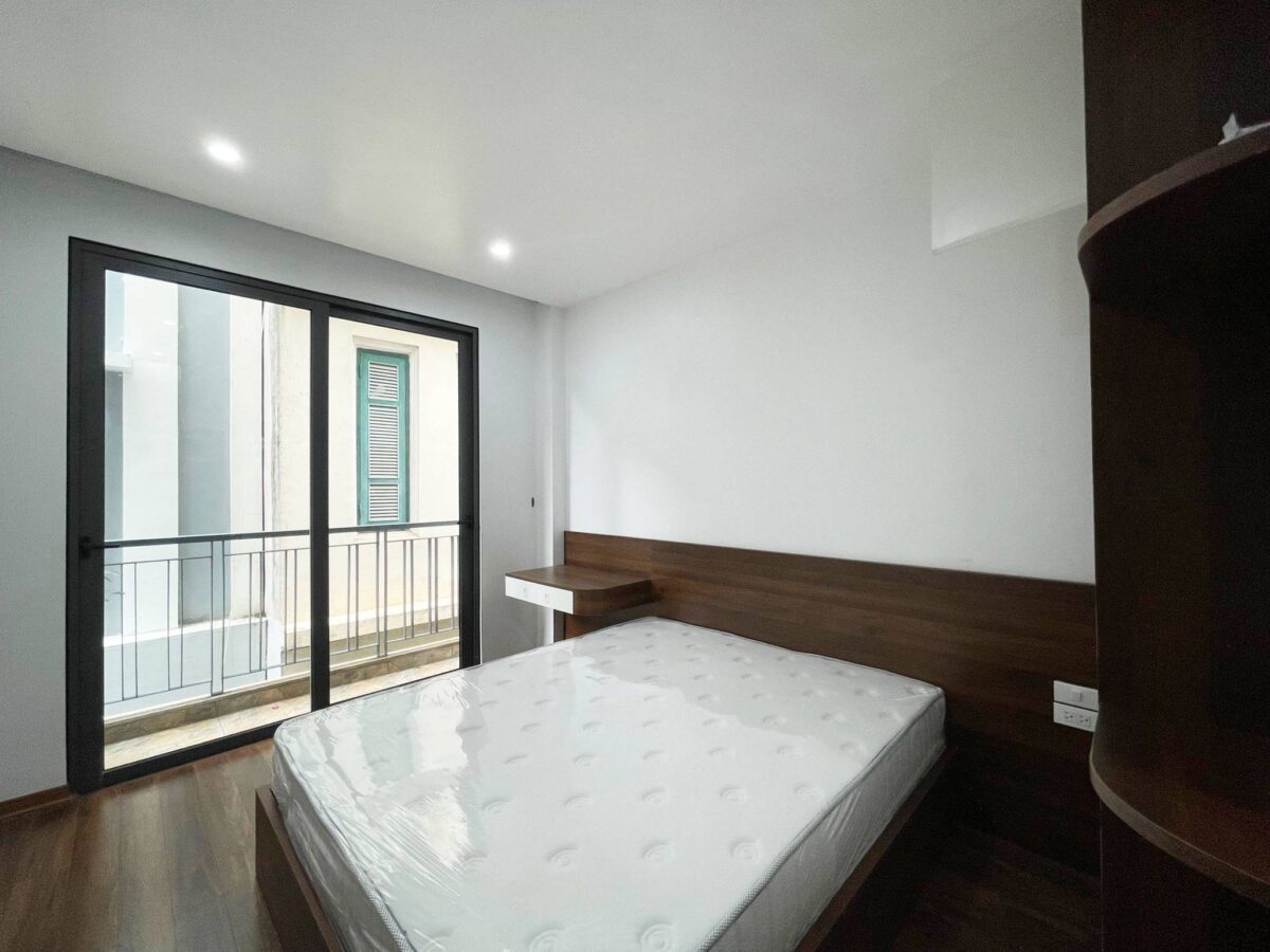 Very cheap 3BRs apartment for rent in Xuan Dieu at only 700 USD per month (9)