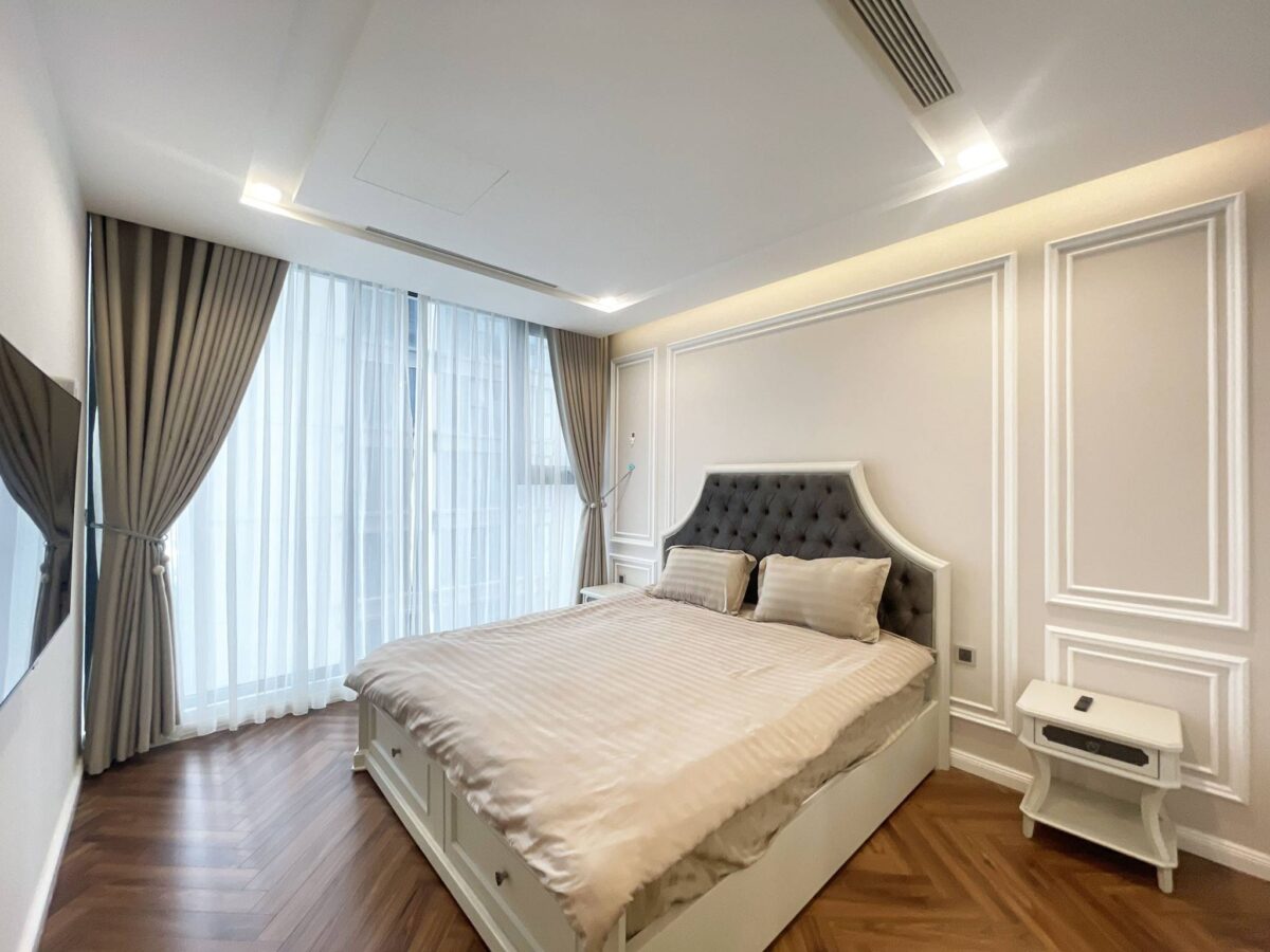 Royal-style 3BRs Vinhomes Metropolis apartment for rent (10)