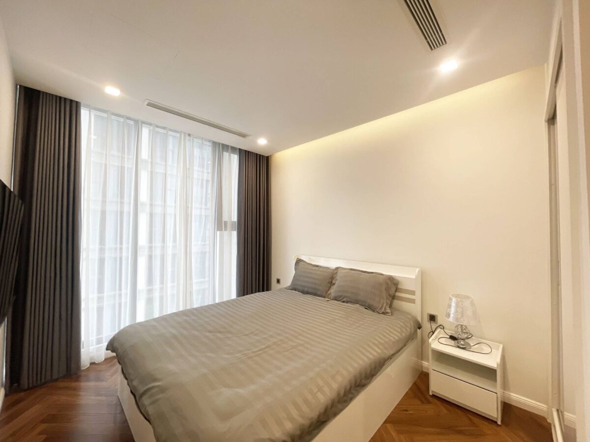 Royal-style 3BRs Vinhomes Metropolis apartment for rent (14)