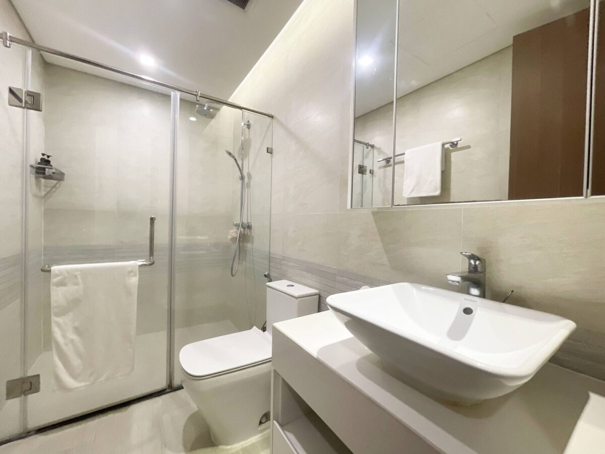 Royal-style 3BRs Vinhomes Metropolis apartment for rent (21)