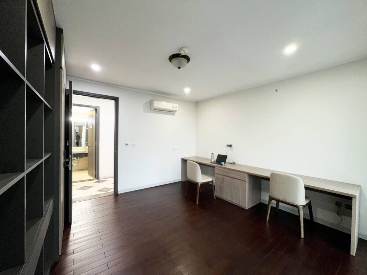 Well-renovated 4BRs267SQM apartment for rent in L2 Ciputra (32)