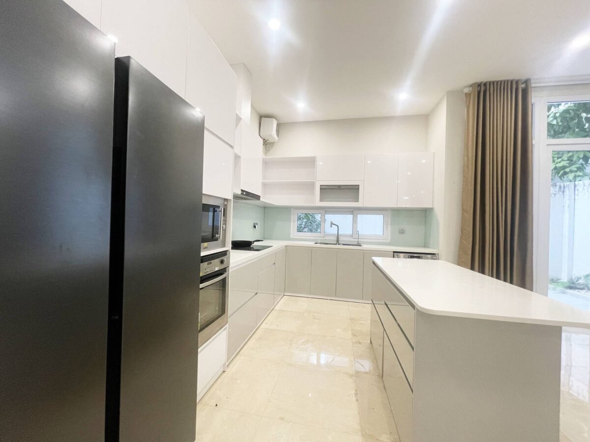 Modern-style 4-bedroom house at Ciputra for rent (11)