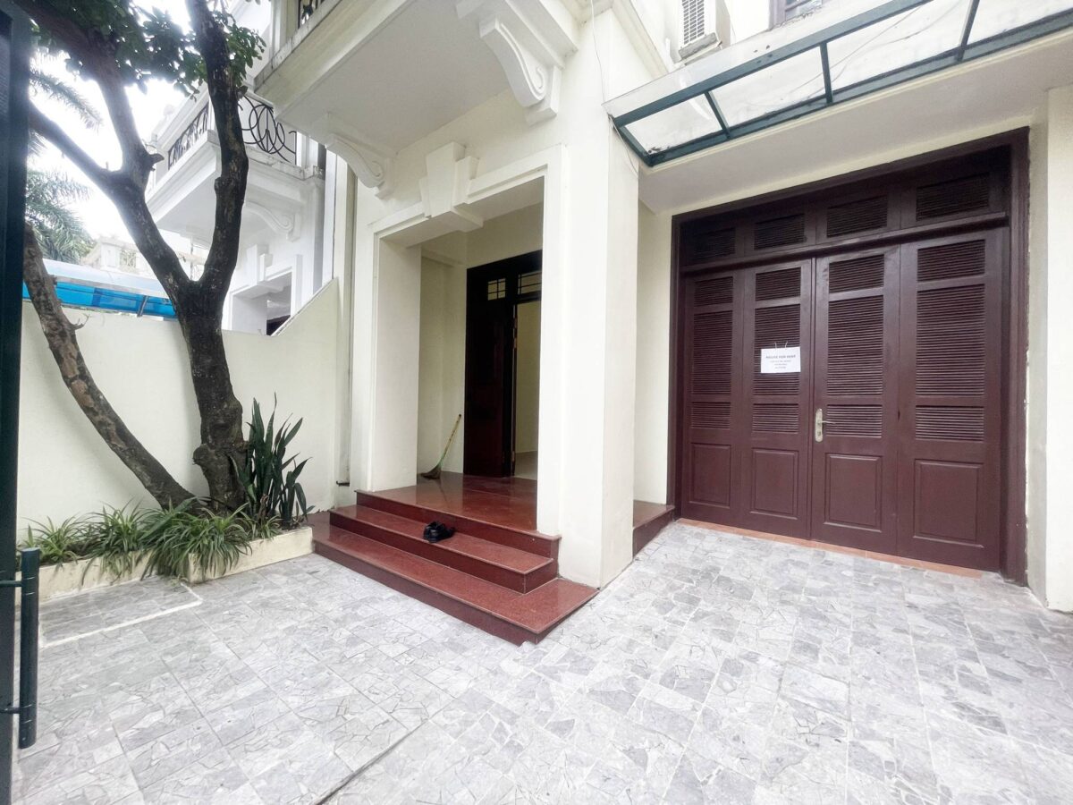 Cheap villa for rent at C2 Ciputra, close to SIS (1)