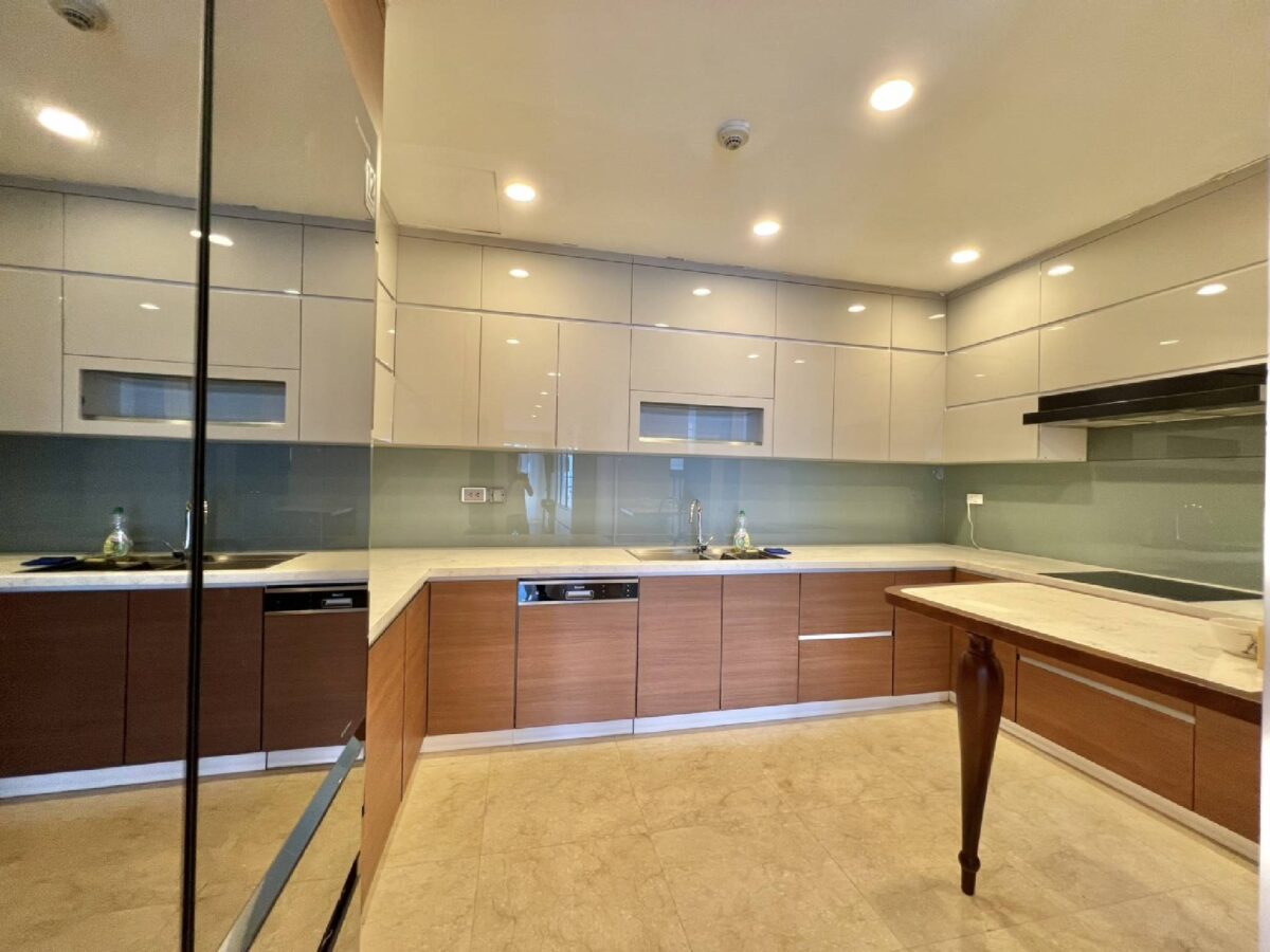 Big 4 bedrooms L1 Ciputra for rent (9)