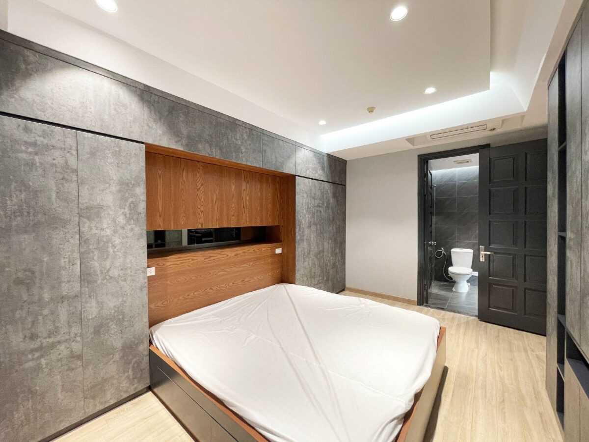 Modern renovated 2-bedroom apartment for rent at E4 Ciputra (15)