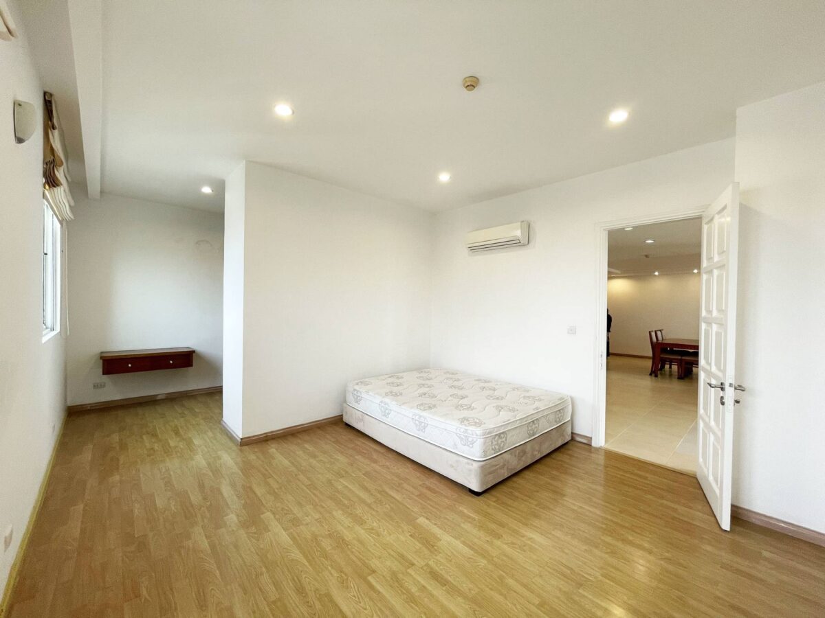 Fully furnished 3-bedroom penthouse at G3 Ciputra for rent (12)