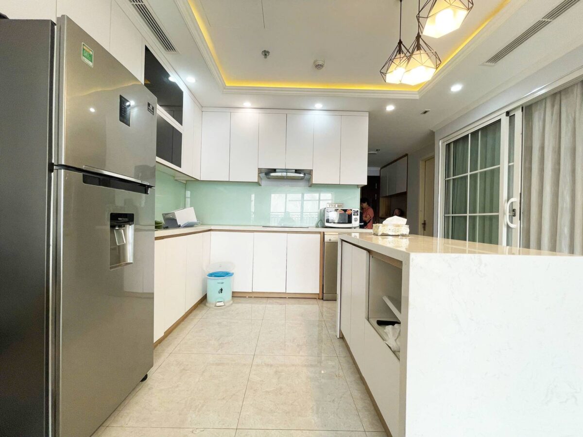 Cheap 2-bedroom lake-view apartment at 59 Xuan Dieu for rent (7)