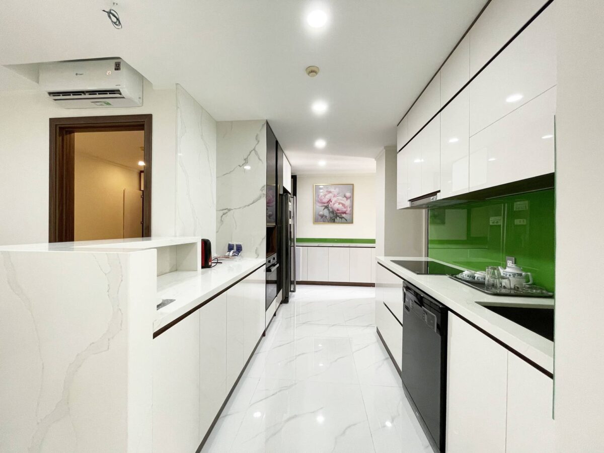 High-end 3-bedroom apartment at G3 Ciputra for rent (11)