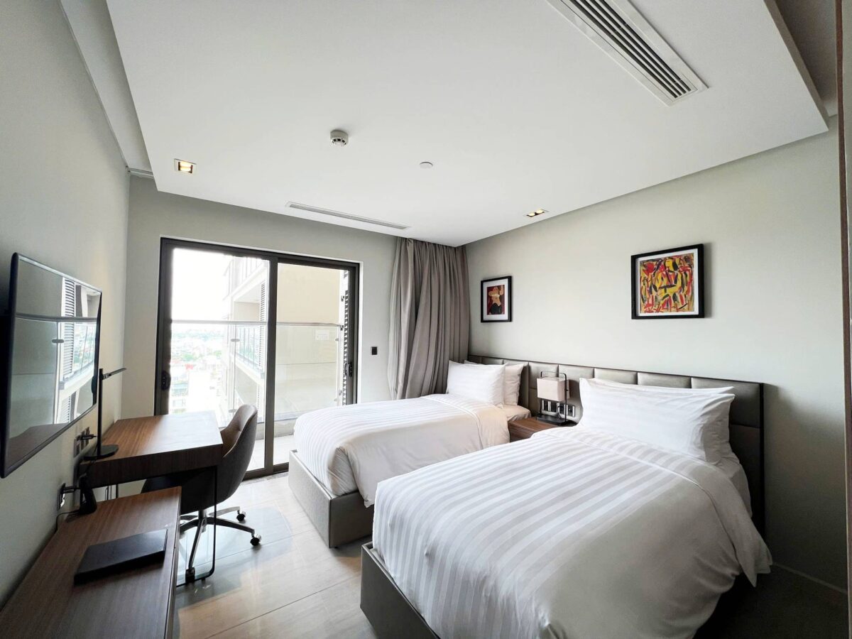 Luxurious 4-bedroom apartment at Oakwood Residence Hanoi for rent (8)