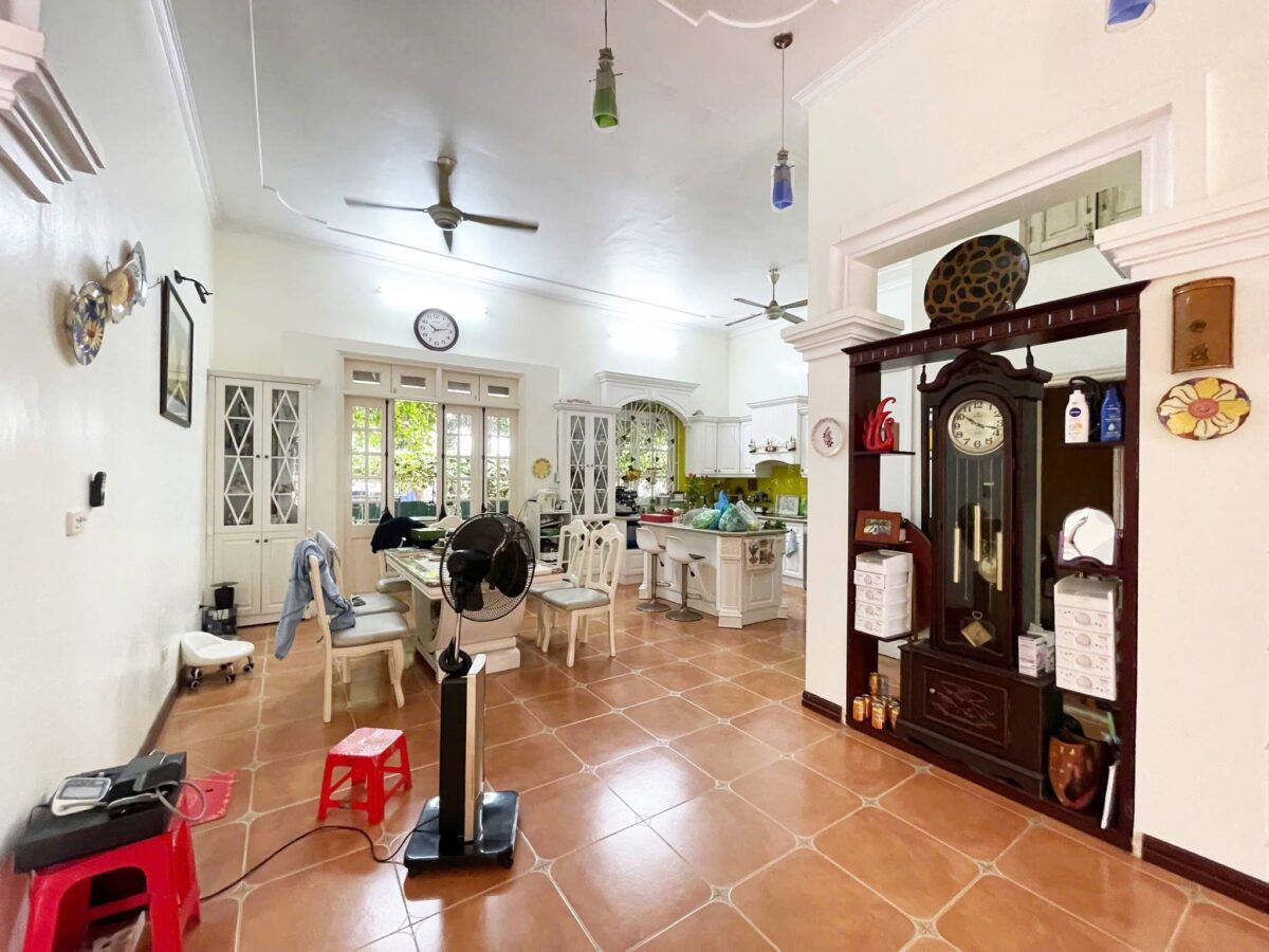 Old French style garden villa for rent in Vuon Dao (16)