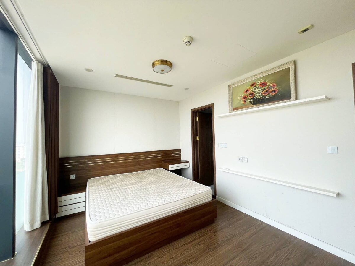 Luxurious 3-bedroom apartment for rent at Sunshine City (12)