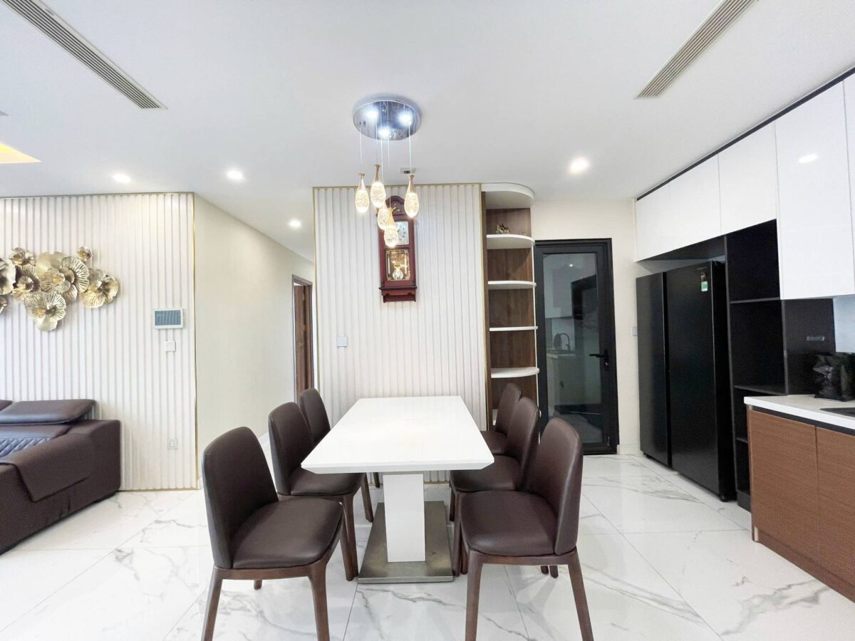 Luxurious 3-bedroom apartment for rent at Sunshine City (5)